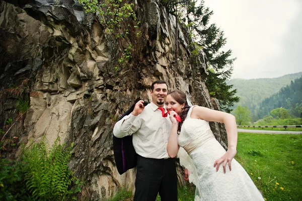 Wedding couple near rock — Stock Photo, Image