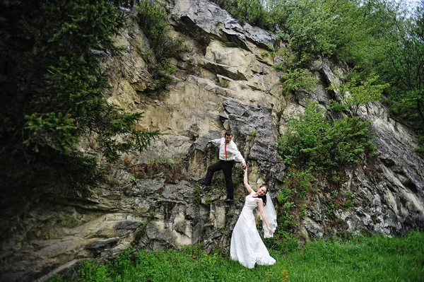 Wedding couple near rock — Stock Photo, Image