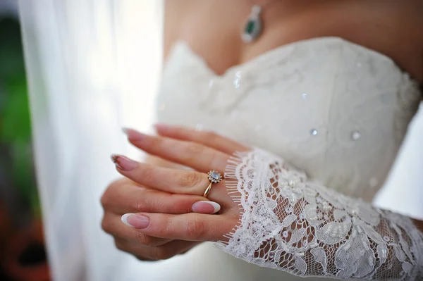 Τα χέρια της νύφης με δαχτυλίδι — Φωτογραφία Αρχείου