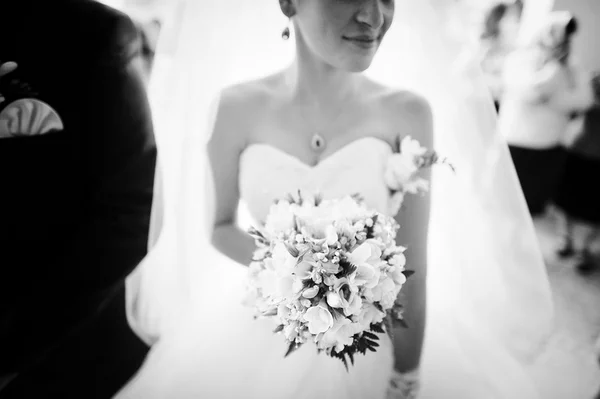 Невеста с букетом — стоковое фото