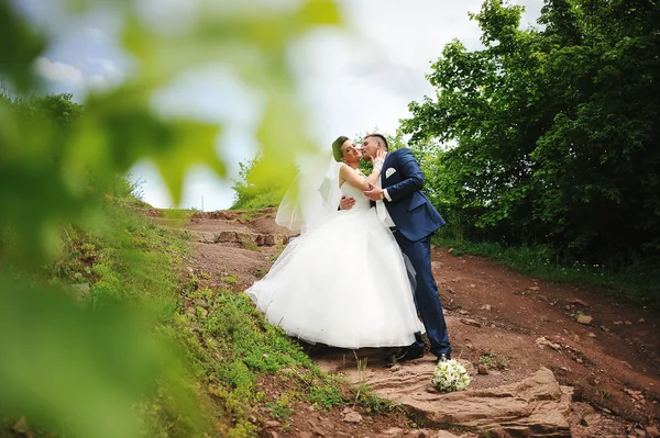 Hermosa pareja de boda en una roca roja —  Fotos de Stock