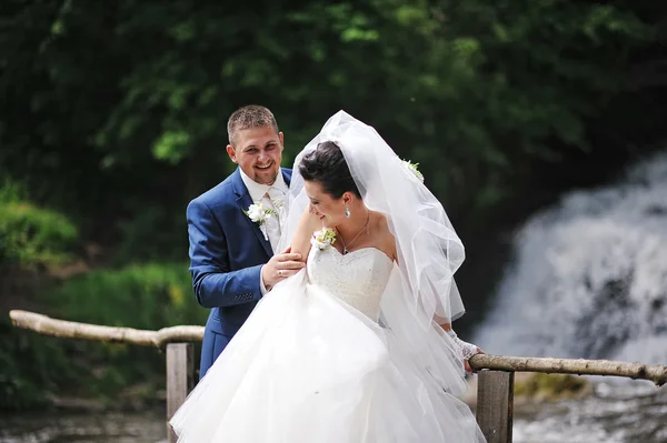 Bella coppia di nozze vicino alla cascata — Foto Stock