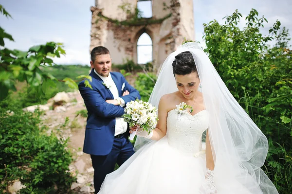 Hermosa boda pareja cerca de ruinas torre del viejo castillo —  Fotos de Stock