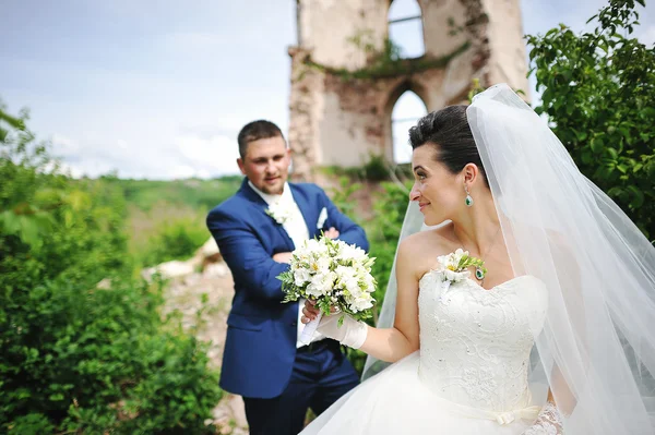 Bella coppia di nozze vicino rovine torre del vecchio castello — Foto Stock