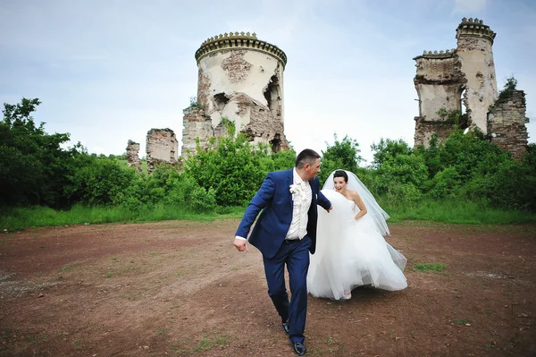 Beautiful wedding couple near ruins tower of old castle — Stock Photo, Image