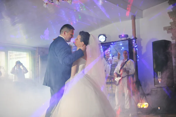 Primeira dança de casamento com luz e fumaça — Fotografia de Stock