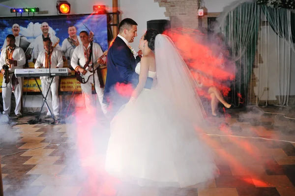 Первый свадебный танец со светом и дымом — стоковое фото
