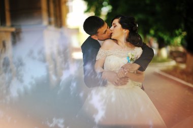 mutlu düğün çift kucaklama