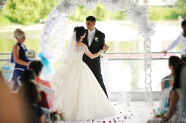 Düğün töreninde ilk düğün dansı