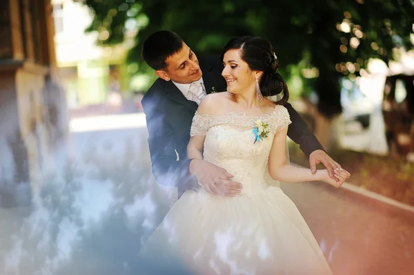 Feliz boda pareja abrazo — Foto de Stock