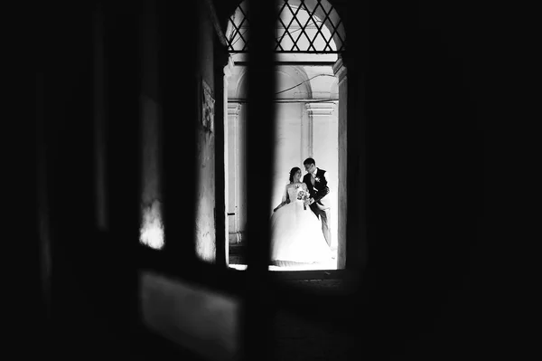 그림자 골목에서 신혼 부부 — 스톡 사진