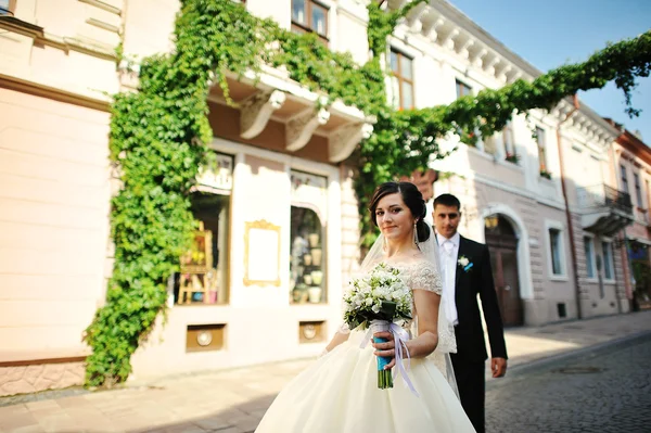 Happy wedding couple embrace — Stock Photo, Image