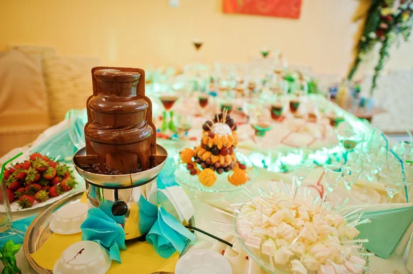 Choklad vattenfall på bröllopsfest — Stockfoto