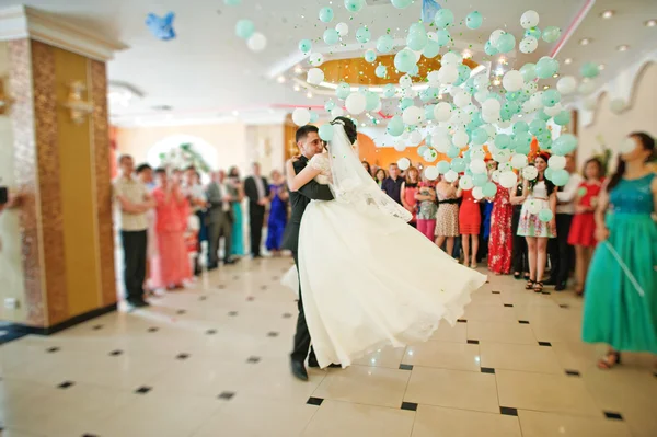 Перший весільний танець з падаючими повітряними кулями — стокове фото