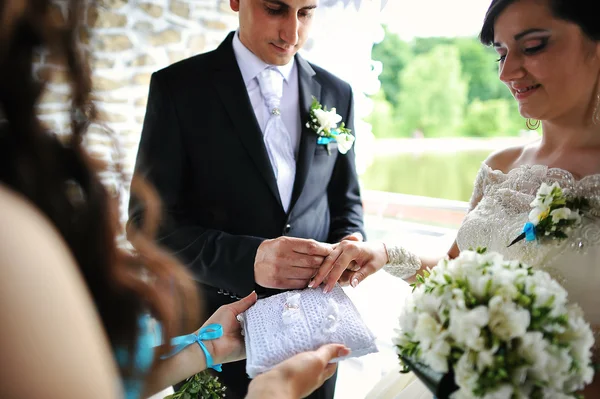 Yong γαμήλιο ζεύγος κατά την τελετή του γάμου — Φωτογραφία Αρχείου