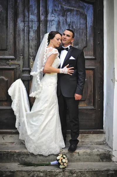 Casal de casamento nas portas antigas — Fotografia de Stock