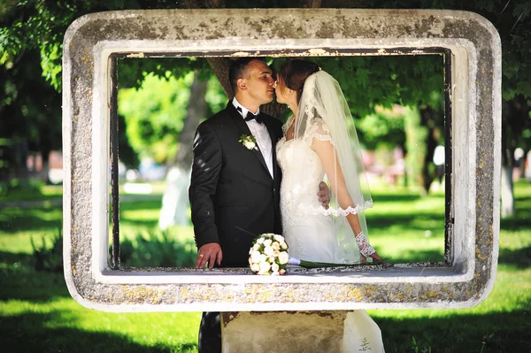 Pareja de boda en marco de piedra —  Fotos de Stock