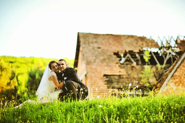 Casamento casal fundo ruínas da casa velha — Fotografia de Stock