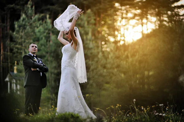 Noiva de moda de casamento no pôr do sol — Fotografia de Stock