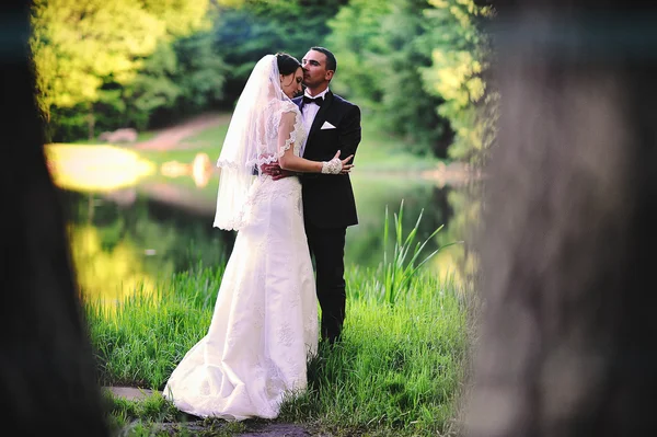 Bröllop par nära floden — Stockfoto