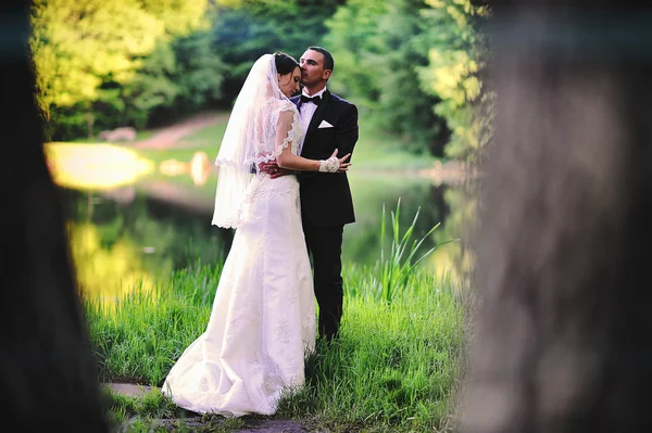 Couple de mariage près de la rivière — Photo