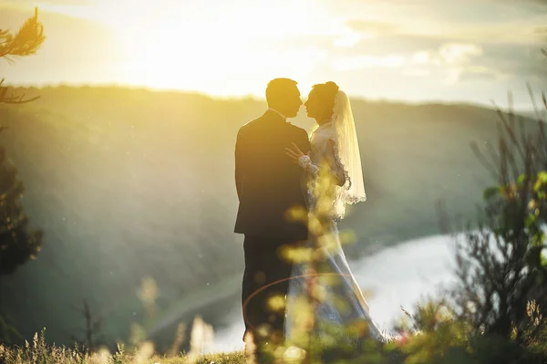 Piękny zachód słońca i para ślub na wysokie góry — Zdjęcie stockowe