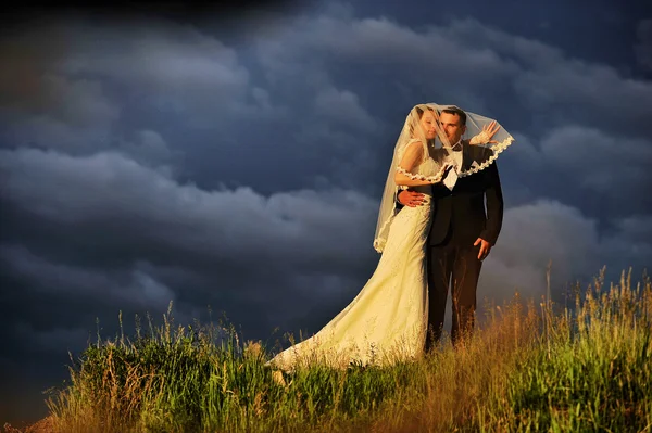 Céu nublado e casal de casamento — Fotografia de Stock