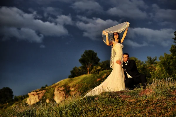 Céu nublado e casal de casamento — Fotografia de Stock