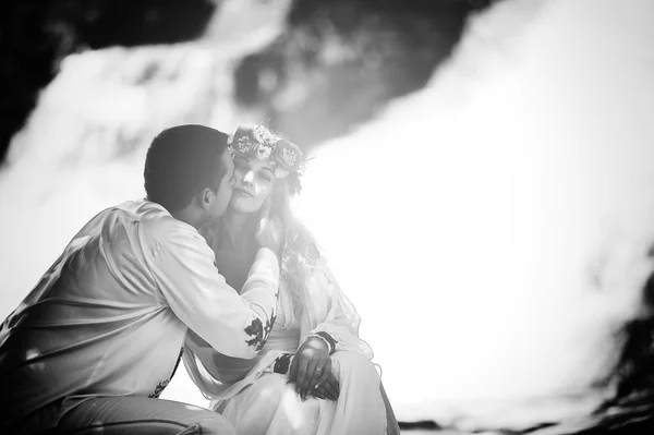 Jeune beau couple en robe traditionnelle près de la cascade — Photo