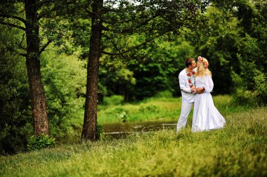 Ağacın altında geleneksel elbise genç güzel Çift