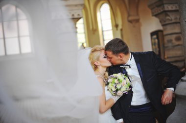 Genç güzel düğün çifti eski Katolik Kilisesi