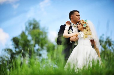 Genç güzel düğün çift doğa üzerinde