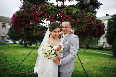 Mutlu evlilik çift backqround kırmızı çiçekler üzerinde