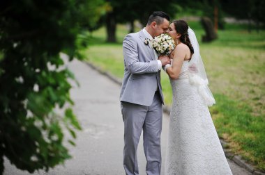 Evlilik çift aşık parkta yürüyüş