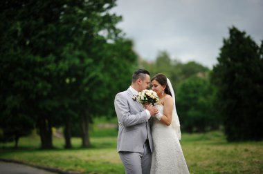 Evlilik çift aşık parkta yürüyüş