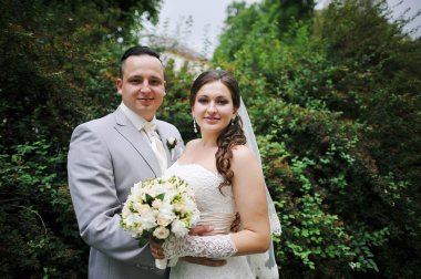 Şehrin sokaklarında yürürken sadece evli evlilik çift