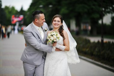 Şehrin sokaklarında yürürken sadece evli evlilik çift