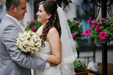 Şehrin sokaklarında yürürken sadece evli evlilik çift