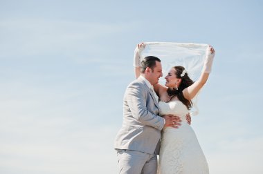 Genç mutlu düğün çift arka plan mavi gökyüzü