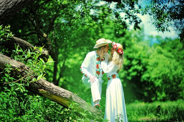 Elbise genç güzel çift geleneksel içinde öpüşme — Stok fotoğraf