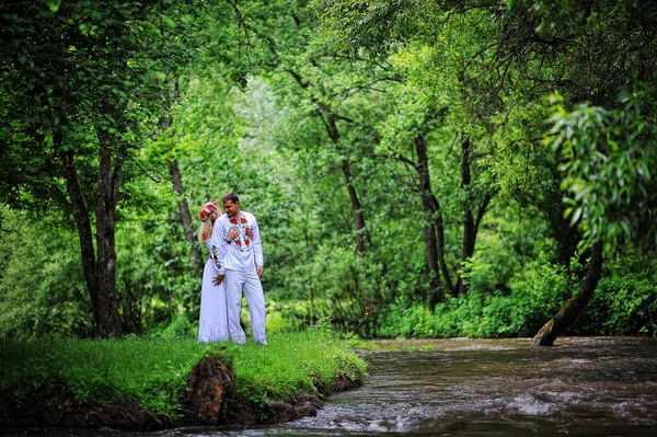 Jovem casal bonito inferior em vestido tradicional ficar perto do — Fotografia de Stock