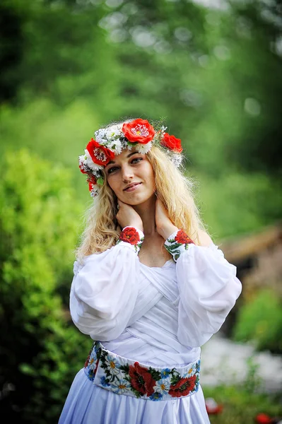 Giovane bella ragazza bionda in abito tradizionale — Foto Stock