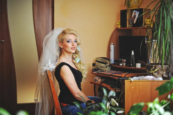 Casamento de noiva loira jovem compõem — Fotografia de Stock