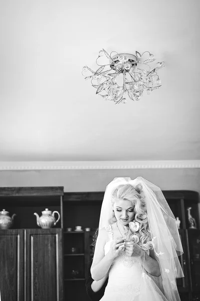 Bruiloft ochtend van mooie blonde bruid — Stockfoto