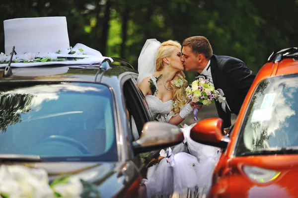 ちょうど結婚式の車で結婚 — ストック写真