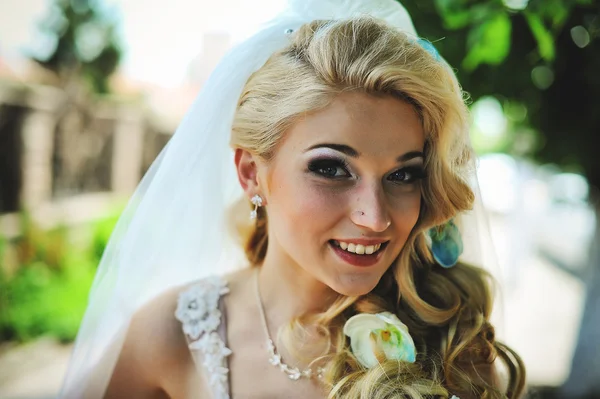 Gyönyörű szőke menyasszony mosoly — Stock Fotó