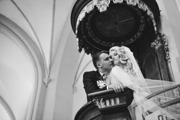 Jovem casal lindo casamento na antiga igreja católica — Fotografia de Stock