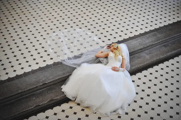 Jovem casal lindo casamento na antiga igreja católica — Fotografia de Stock