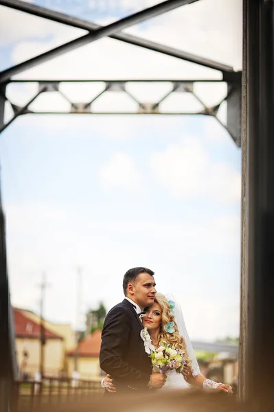 Jovem casal lindo casamento na ponte de trem — Fotografia de Stock