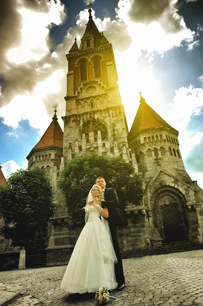 Joven hermosa pareja de boda en la antigua iglesia católica —  Fotos de Stock